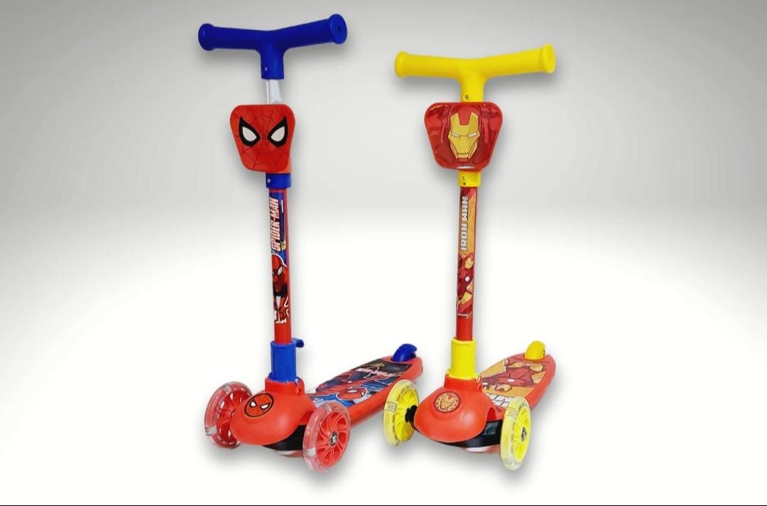 MONOPATIN PLEGABLE AVENGERS Y SPIDERMAN